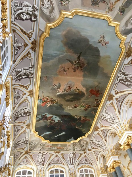 La peinture du plafond représente les dieux de l'Olympe.
