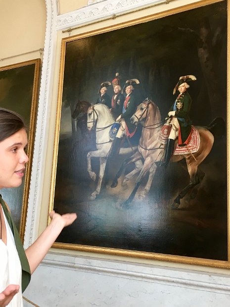 Nous suivons avec attention les explications d'Angela. L'Ermitage est le plus grand musée du monde en nombre d'objets exposés (60 000 oeuvres).