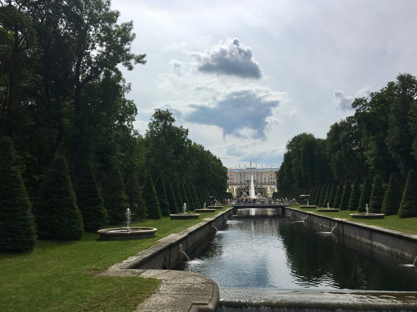 Le palais vu depuis un pont sur le canal