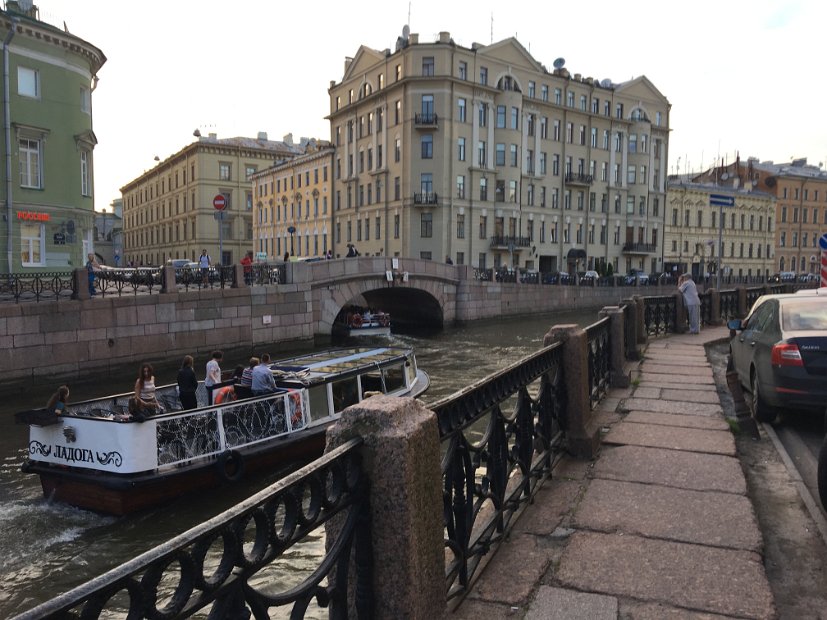 Nous longeons à nouveau la Moïka pour aller dîner.