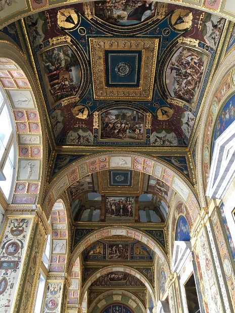 Ces « loges de Raphaël » furent copiées sur place au XVIII siècle, pendant sept ans. C'est une reproduction fidèle de la galerie du Vatican décorée par Raphaël et ses élèves.