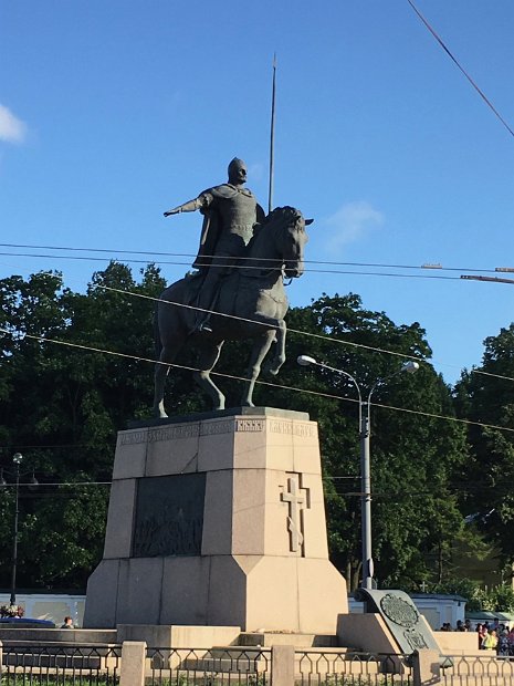 A la sortie du musée, il est déjà 18h. Angela nous quitte.  Nous prenons le trolley jusquà la place Alexandre Nevski.