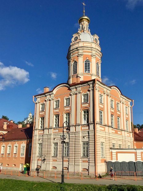 Nous passons devant la cathédrale de la Trinité.