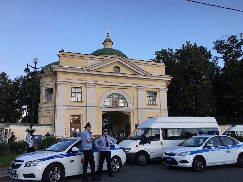 Nous voici devant la Laure Alexandre Nevski. Nous avons l'intention de visiter la Nécropole des maîtres de l'art. Mais que se passe t-il ?