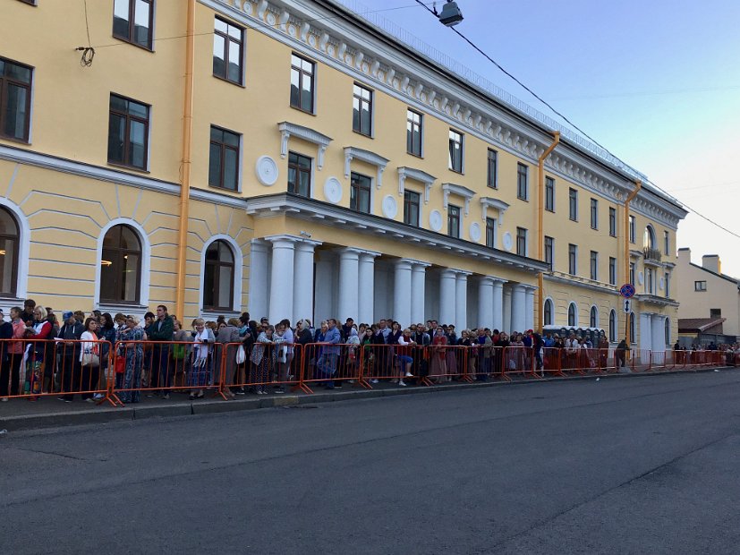 De toutes les rues avoisinantes, des files interminables de gens de tous âges font la queue en direction de la Laure Alexandre Nevski.