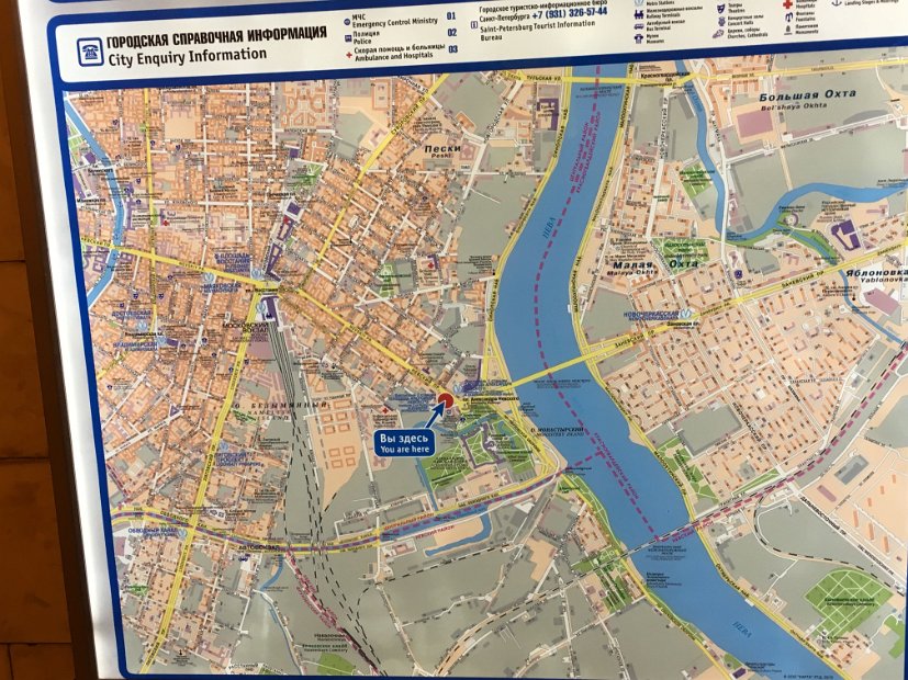 Finalement, ce sont des jeunes bénévoles parlant anglais, qui accomplissent un service civique pendant leurs vacances qui vont nous mener jusqu'à l'entrée du cimetière.