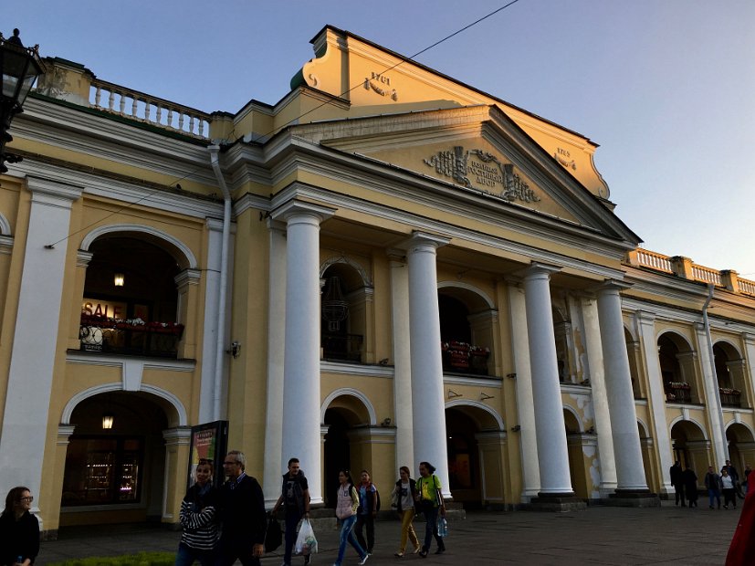 Le Gostiny Dvor (ou Cour des Marchands) : la plus grande galerie marchande de Saint-Pétersbourg, construite au XVIIIème siècle