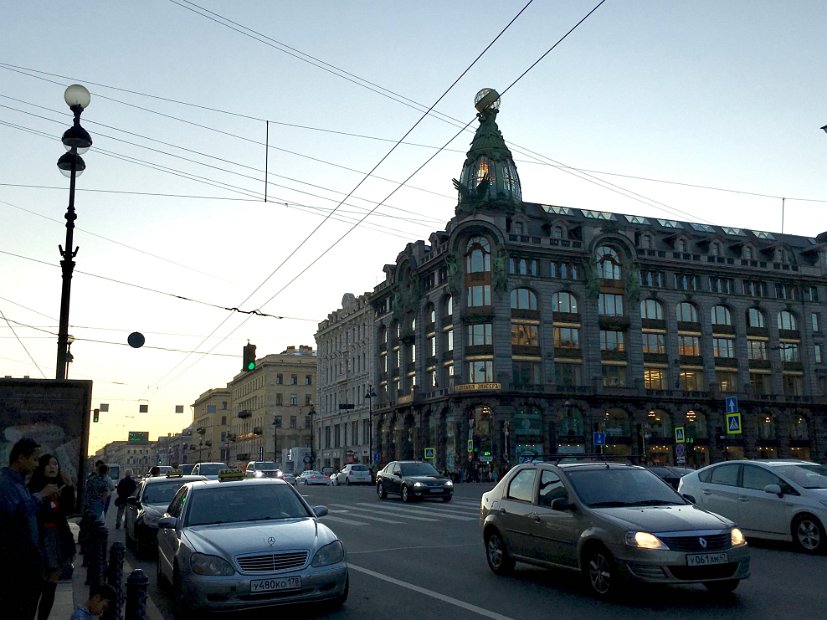 Nevsky Prospekt : la Maison du Livre (Дом книги), ancien immeuble de la Compagnie Singer (Дом компании «Зингер»), édifié de 1902 à 1904