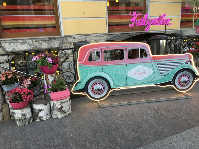 Angela nous a conseillé ce restaurant renommé,  Katyusha, à deux pas de la cathédrale de Kazan.