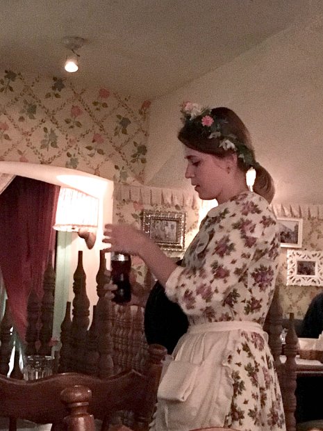 Les serveuses nous accueillent dans une tenue fleurie, comme celle que l’on porte à la « datcha ».