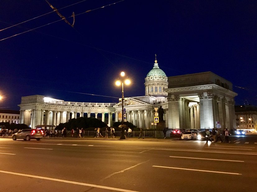 La cathédrale Notre-Dame-de-Kazan (Каза́нский кафедра́льный собо́р) est encore plus belle la nuit.