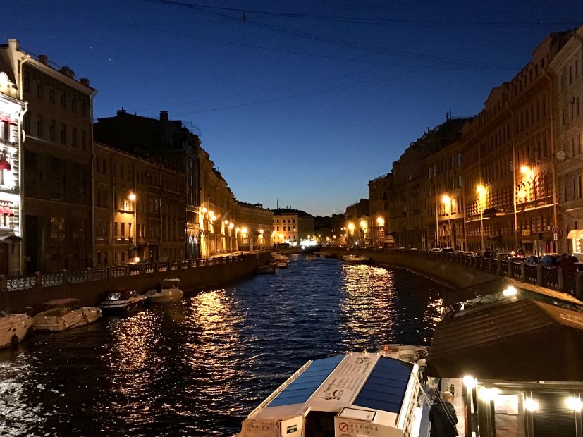 La Moïka mesure près de 5 km, 15 ponts la traversent. Ses quais  sont bordés de maisons d'intérêt historique.  La photo est prise du Pont de la Police.