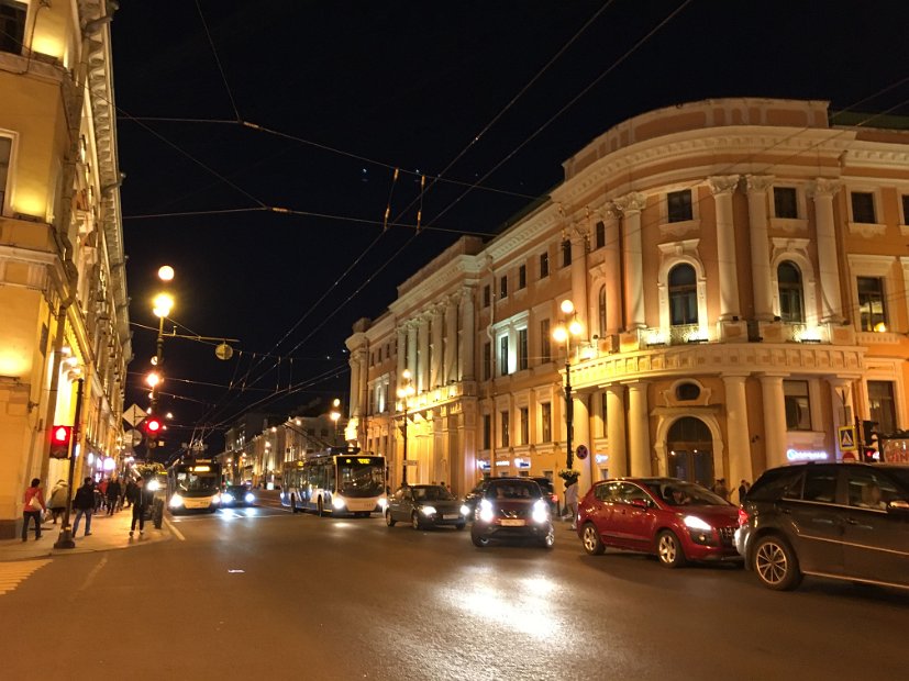 Autre vue de l'avenue de nuit