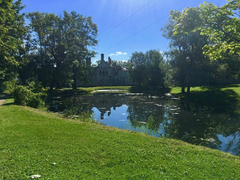 Jeudi 27 juilllet : nous avons quitté l'hôtel à 9 h. Il est 10 h, nous arrivons à la ville de Pouchkine, appelée aussi Tsarkoïe Selo.