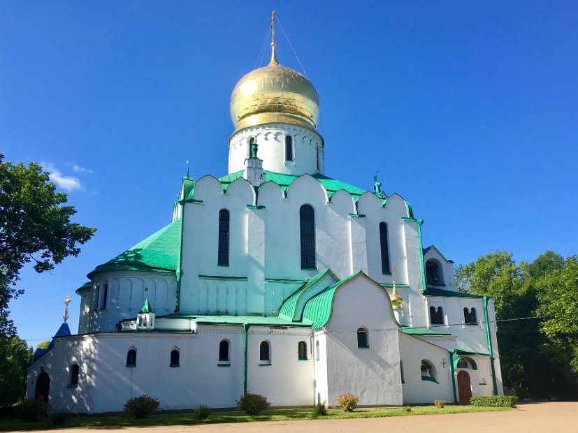 Angela nous propose de nous arrêter à l'église Saint-Théodore, où il y a un office à 10 h.