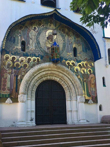 Le porche d'entrée de l'église. Ici, pas un touriste.