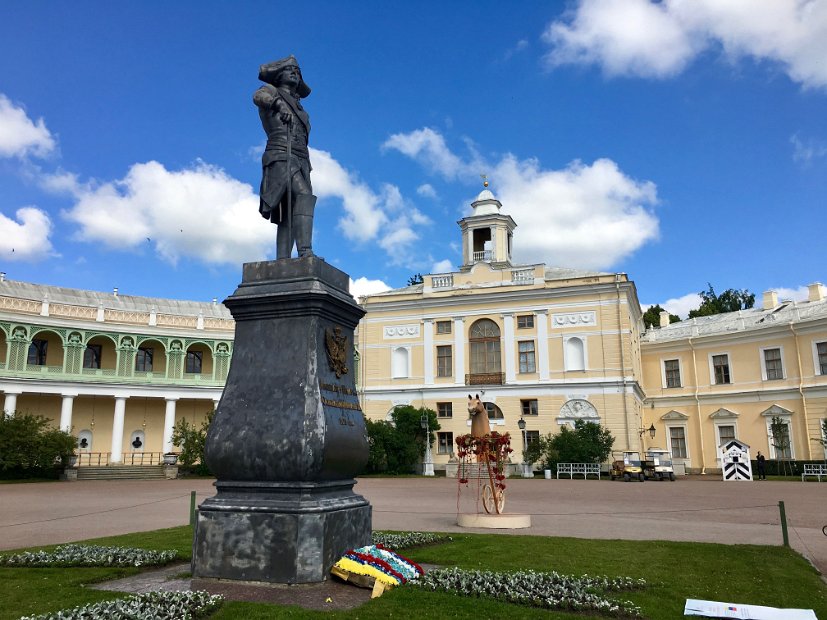 Le monument à Paul 1er  : c'est en 1777 que Catherine II offrit ce territoire à son fils Paul et son épouse Maria Fiodorovna, à l'occasion de la naissance de leur premier enfant.