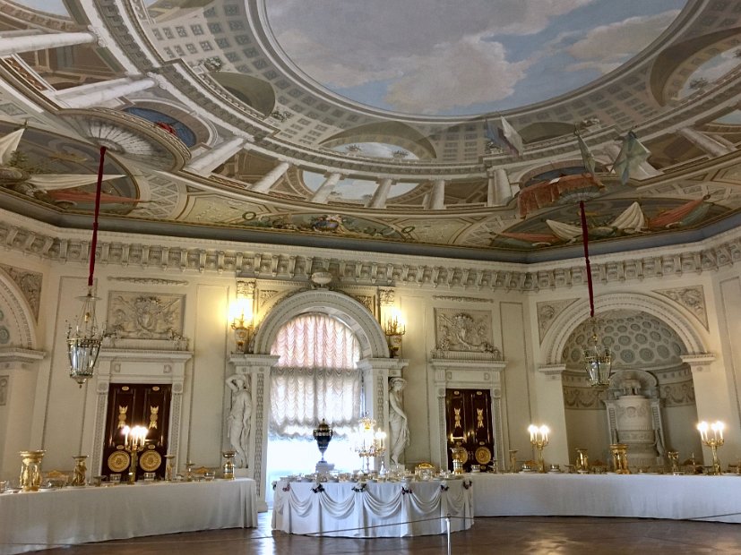 La grande salle du trône a une superficie de 400 m².