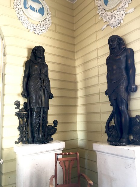 On accède aux salles d'apparat par le Vestibule égyptien.