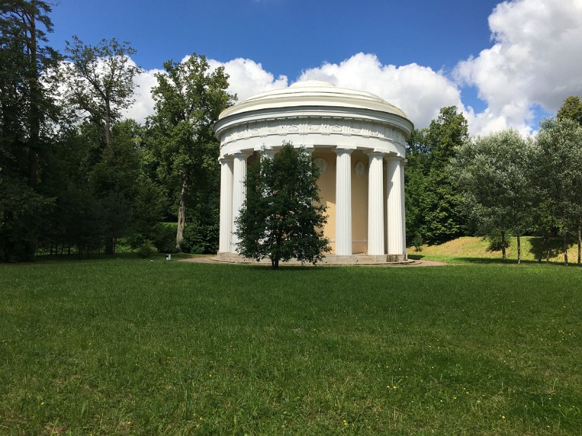 Dans le parc, le temple de l'amitié