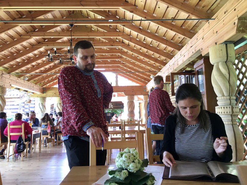 Les serveurs sont en chemises colorées.