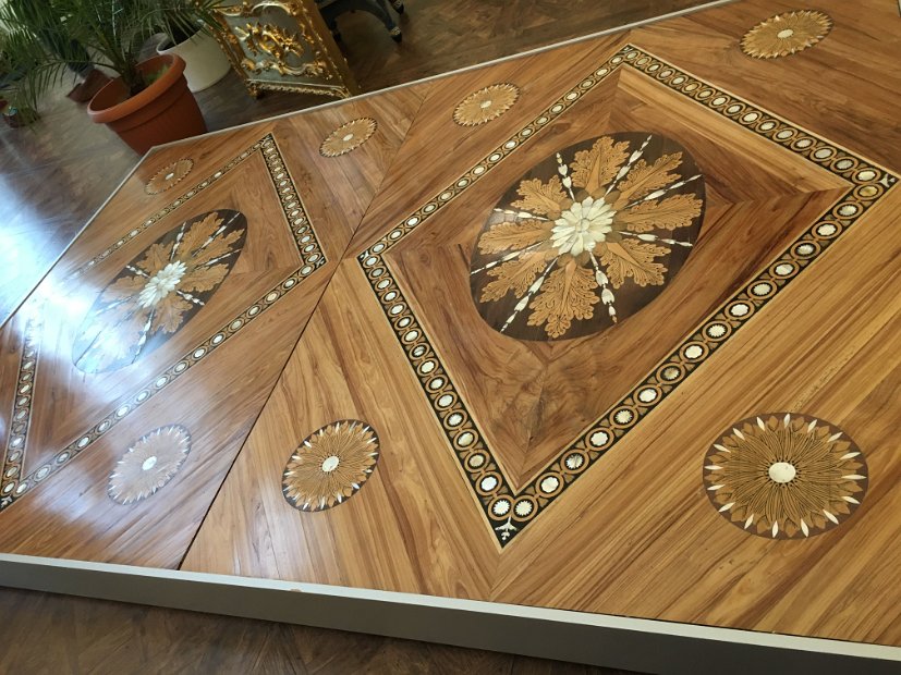 Bravo l'artiste capable de fabriquer un si beau parquet ! Mais n'oublions pas que le servage n'a été aboli qu'en 1861 et que des milliers de serfs ont travaillé à la construction de tous ces beaux palais.