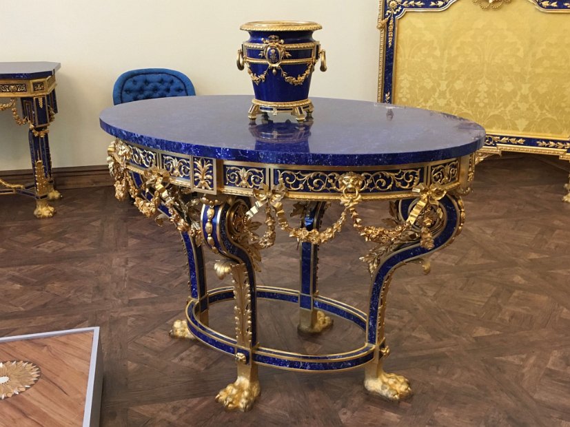 Dans ce palais, on peut seulement avancer, sans s'arrêter. Le circuit est conçu comme chez Ikea. Juste le temps de prendre en photo cette table en lapis-lazuli...