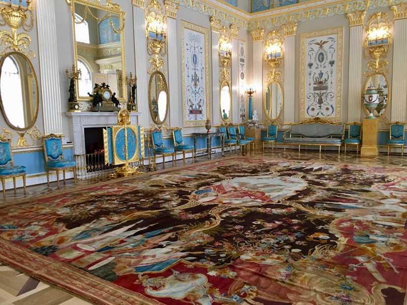 Le salon bleu ou Salon des arabesques : dans le palais, les pièces se succèdent en enfilades.