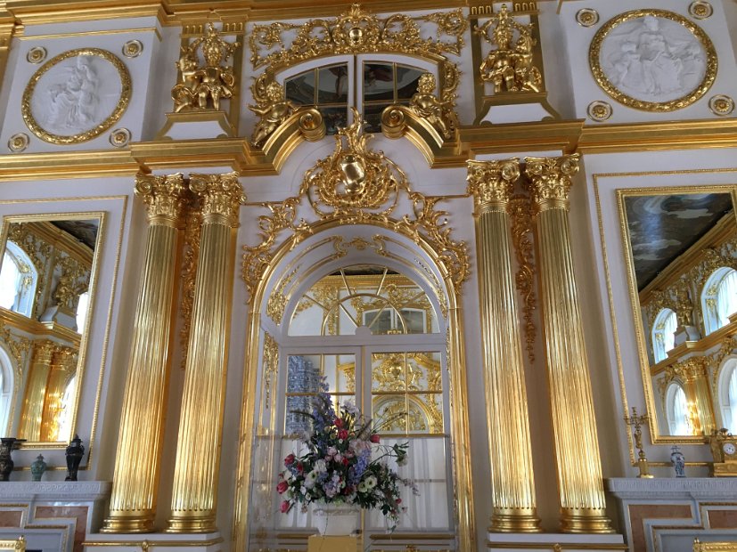 Cette salle est presque entièrement couverte de dorures.