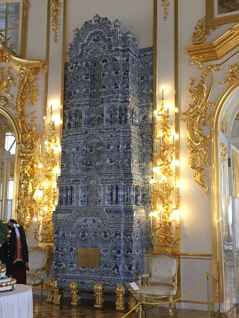 Dans cette pièce, un grand poêle décoré de petites scènes mettant en vedette des personnages en costume du XVIIIème siècle. 