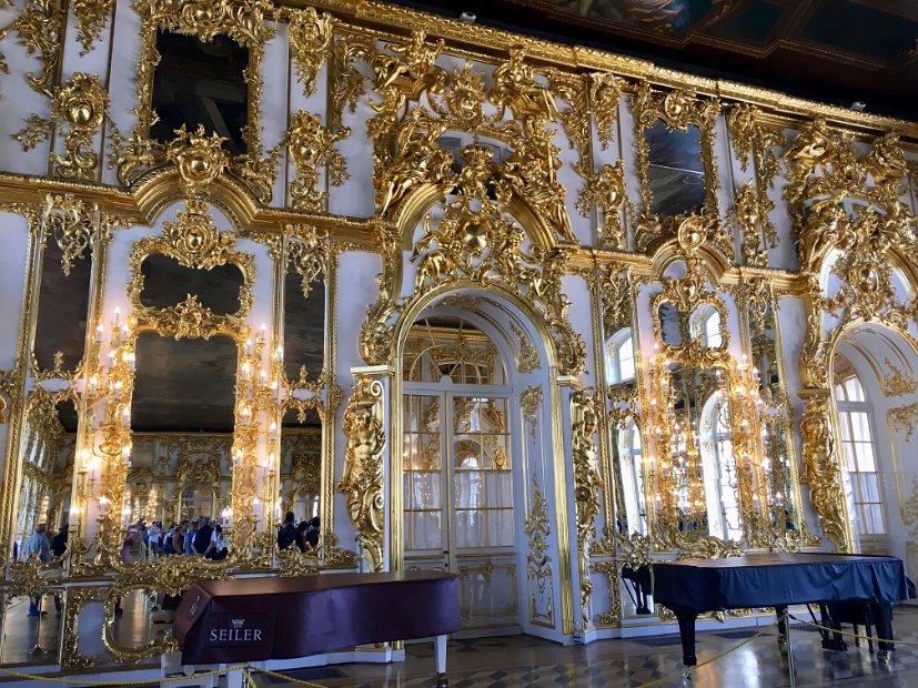 Le volume de la salle est encore amplifié par de multiples fenêtres et miroirs.