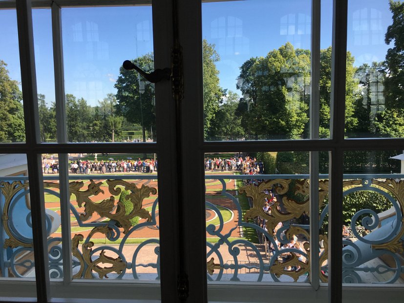 Des centaines de personnes attendent pour visiter le palais.