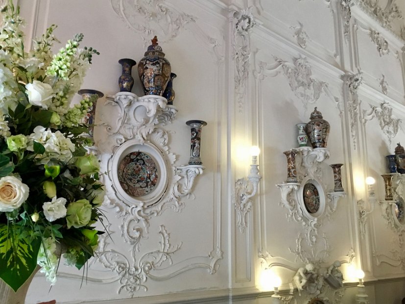 L'escalier de Parade affiche une belle collection de porcelaine de Chine et du Japon.