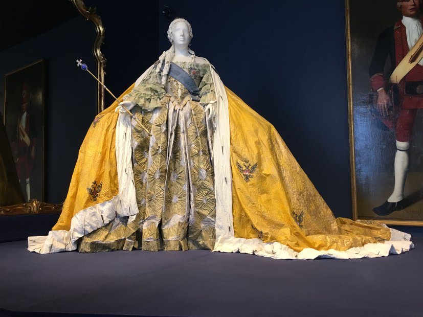 Exposition de vêtements d'époque dans une des salles