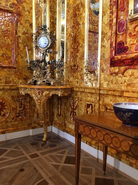 Le Cabinet d'Ambre intégralement restauré a été solennellement inauguré le 31 mai 2003 à l’occasion du tricentenaire de la fondation de St Pétersbourg par le président Poutine et le chancelier Schröder.