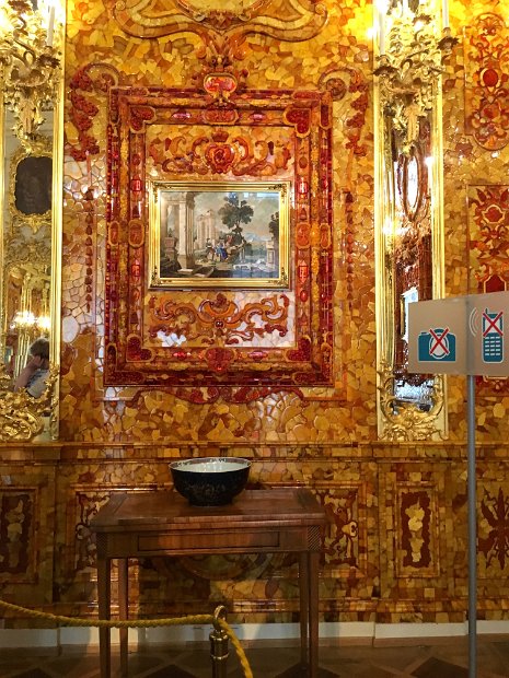 En 1941, les 100 m² de panneaux de mosaïques du Cabinet d’Ambre sont soigneusement démontés, emballés et expédiés vers l'Allemagne. Le trésor n'y parviendra jamais et il n'a, à ce jour, pas été retrouvé.