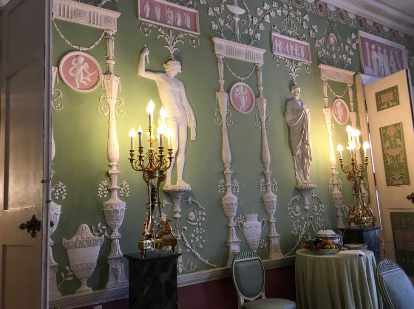 Le salon framboise et vert