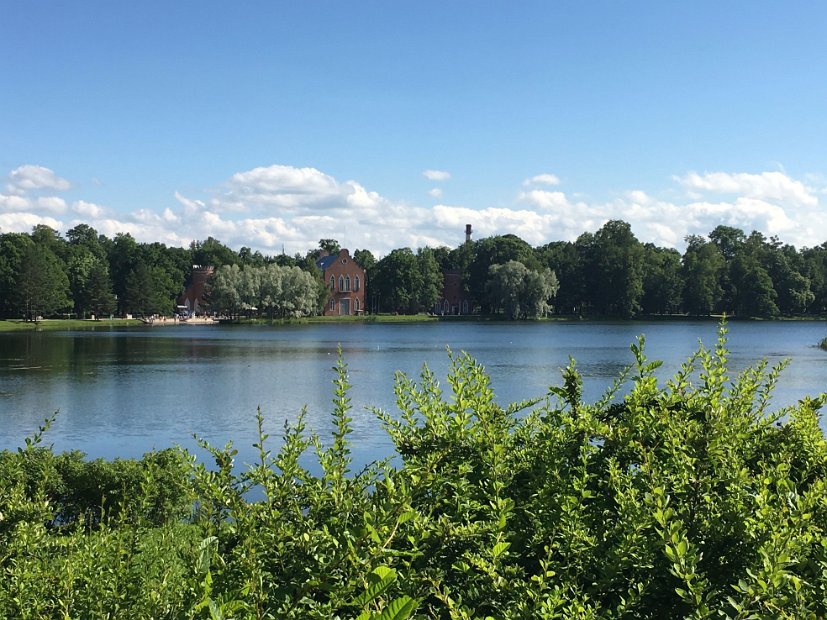 Nous continuons notre visite par une promenade dans le parc. Angela aimait beaucoup marcher dans les parcs tout en nous racontant des anecdotes, la grande histoire de la Russie ou ses nombreux voyages.