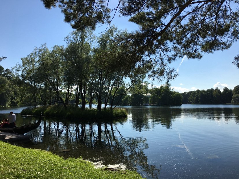 Un jardin de rêve où l'on peut se promener en barque