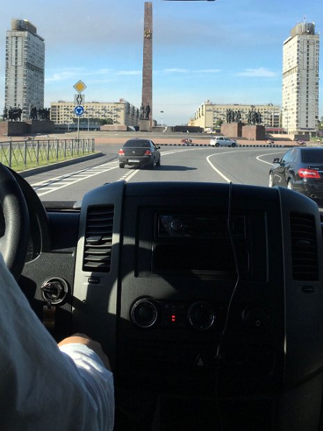 Le monument aux défenseurs héroïques de Leningrad (1941-1945) sur la Place de la Victoire (Ploshchad Pobedy). L'obélisque mesure 48 mètres.