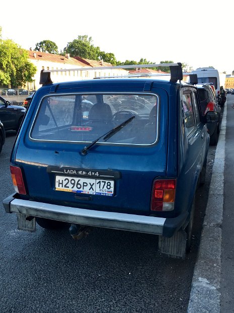 De retour à Saint-Petersbourg. Enfin une Lada !