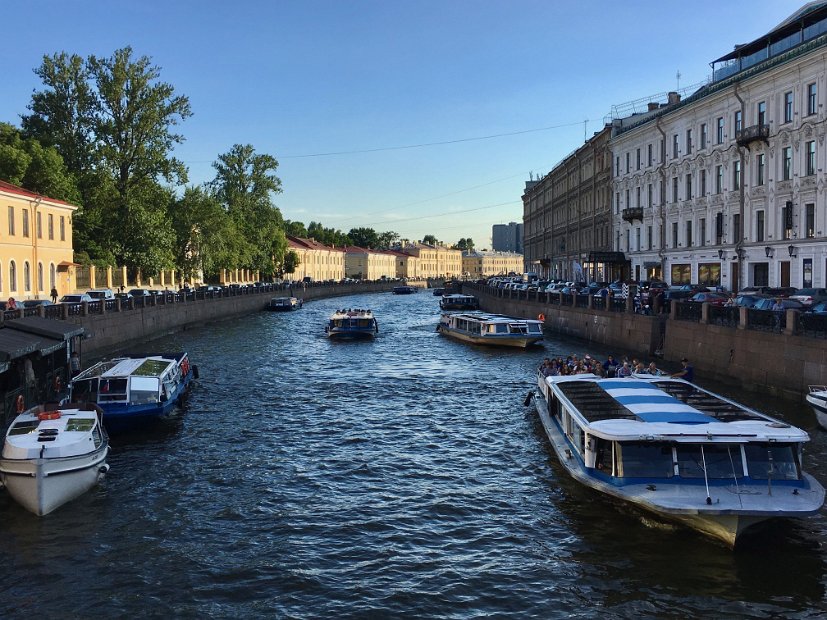 Nous revoilà sur les bords de la Moïka. Angela est rentrée à son domicile. En plus de son travail de guide, elle est traductrice et restauratrice d'icônes. Il faut douze ans pour restaurer une icône.