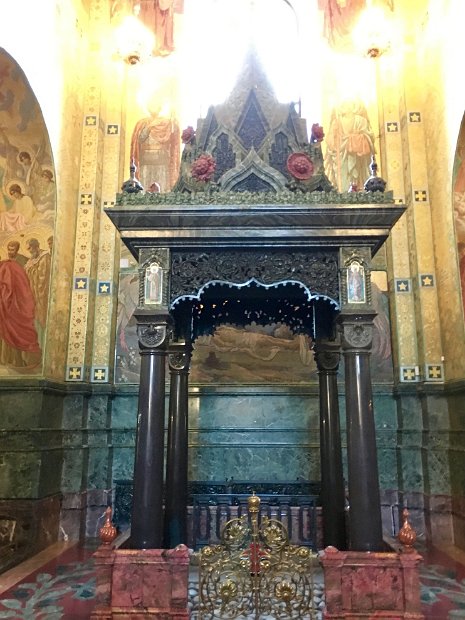 Le ciborium : un sanctuaire richement décoré, aux colonnes de jaspe, qui  se trouve à l’emplacement précis de l’assassinat du tsar Alexandre II