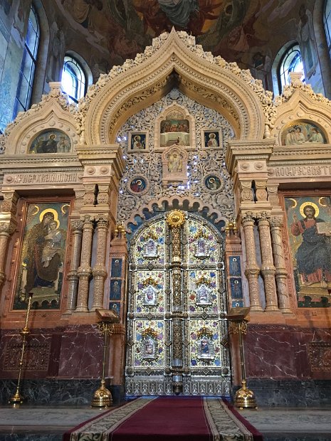 La superbe iconostase en marbre italien et en pierres dures de l'Oural