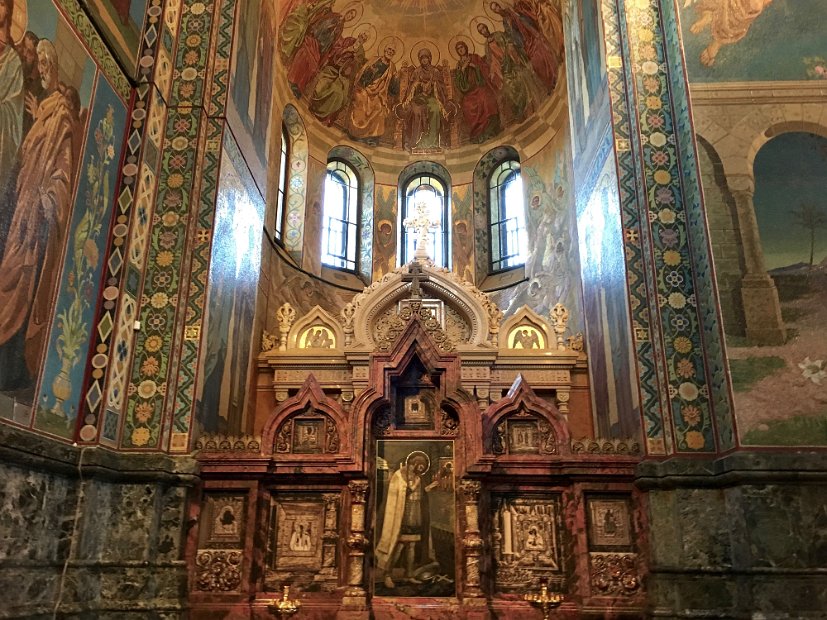 Tous les piliers sont dédiés aux saints de l'Eglise orthodoxe.