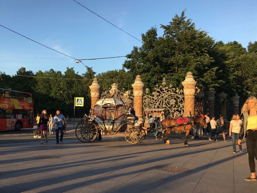 La grille du jardin Mikhaïlovski sur le parvis de la Cathédrale du Saint-Sauveur