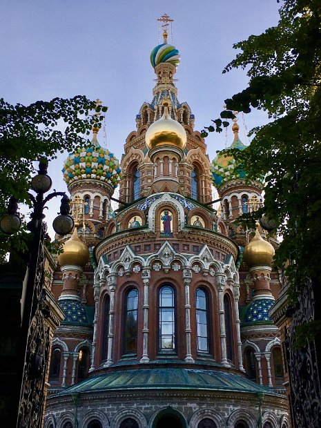C'est une sorte de grande pâtisserie colorée, ressemblant à Basile-le-Bienheureux à Moscou.