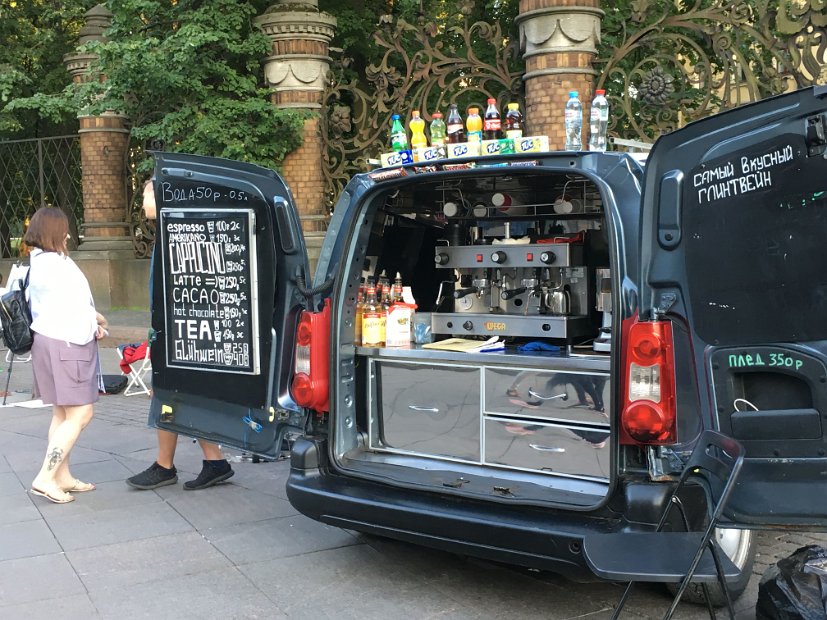 Boisson froide ou chaude, il y a tout devant le Jardin Mikhaïlovski.