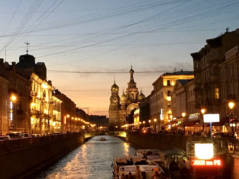 Saint-Sauveur-sur-le-Sang-Versé de nuit. Les bateaux continuent leur visite de la ville le long du Canal Griboyedov. Et c'est à contre-coeur que nous reganons l'hôtel.