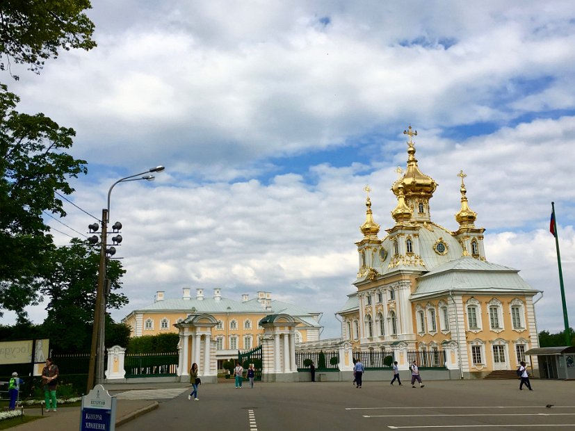 Le palais de Peterhof est le rival nordique de Versailles. Mais vous n'en verrez rien de l'intérieur, les photos sont interdites. Les photos des fontaines et jardins compensent cette frustration.